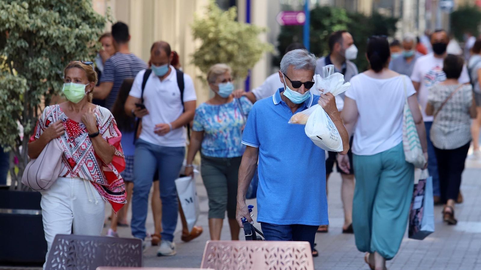 Ciudadanos paseando por la calle en la nueva normalidad.