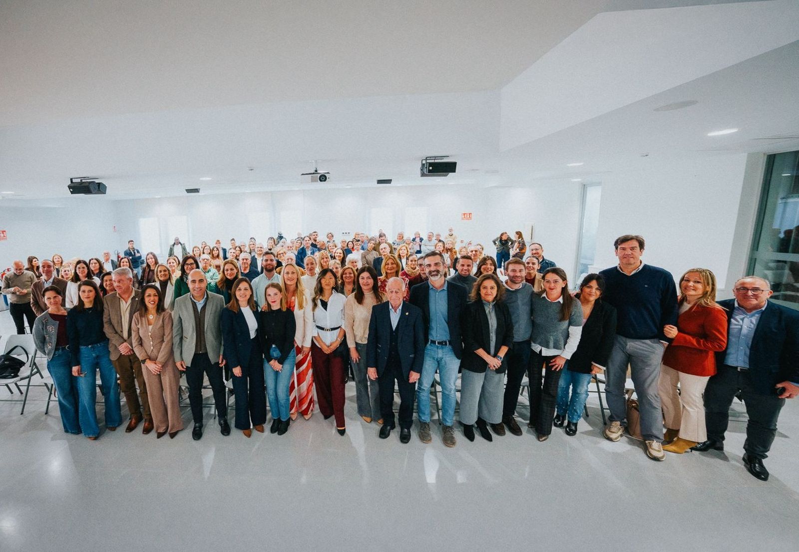 Los participantes en el Foro con los representantes públicos y conferenciantes
