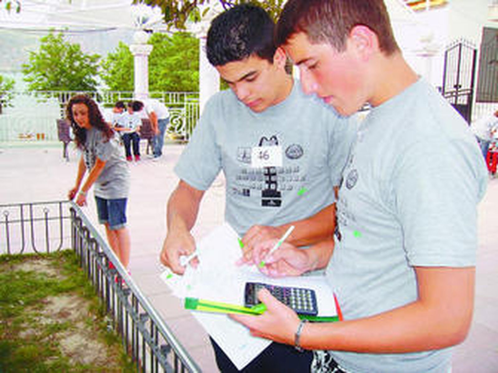 Dos estudiantes intentan resolver uno de los retos planteados.