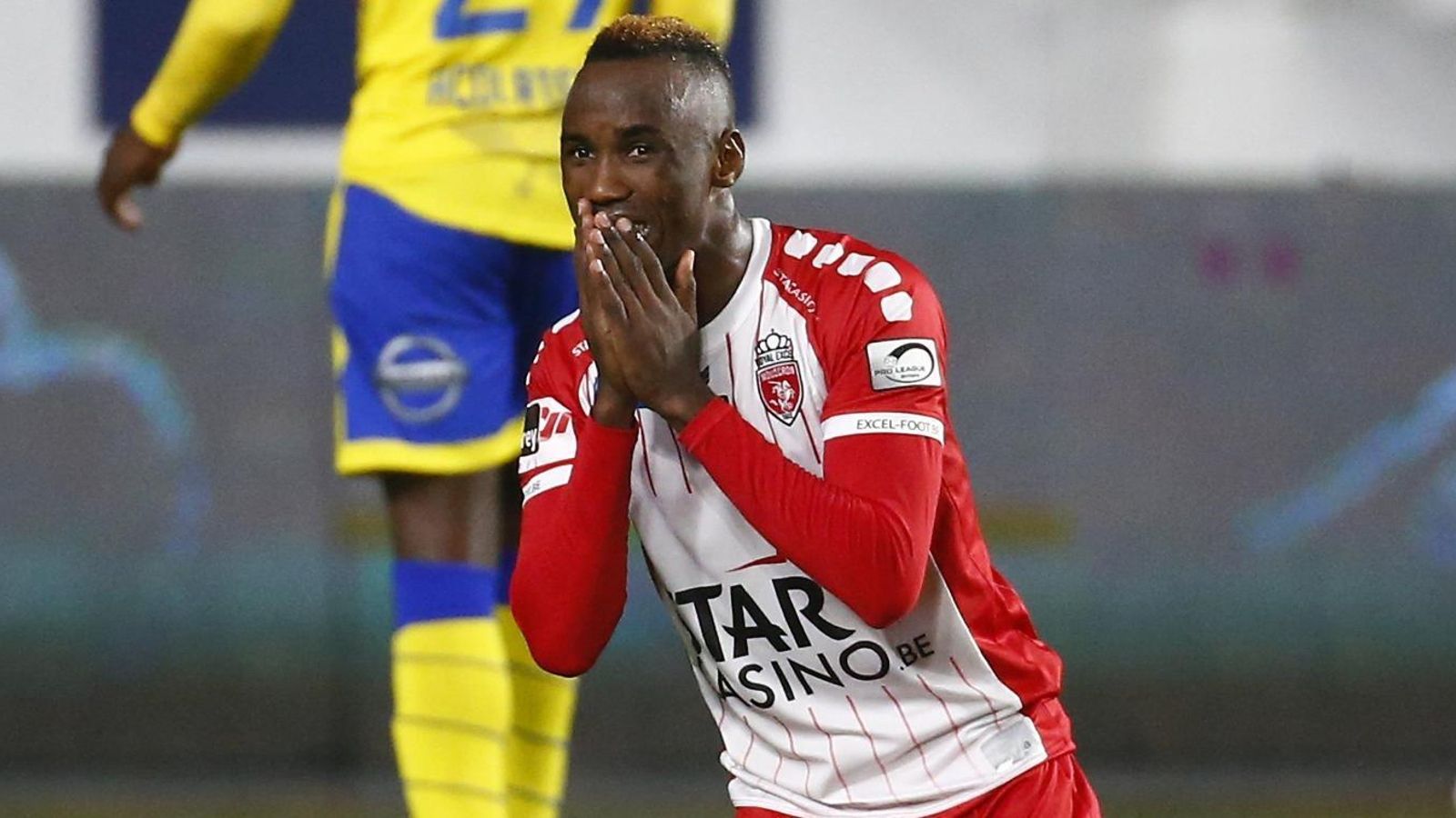 Fabrice Olinga, con el Mouscron. Fabrice Olinga, con el Mouscron.