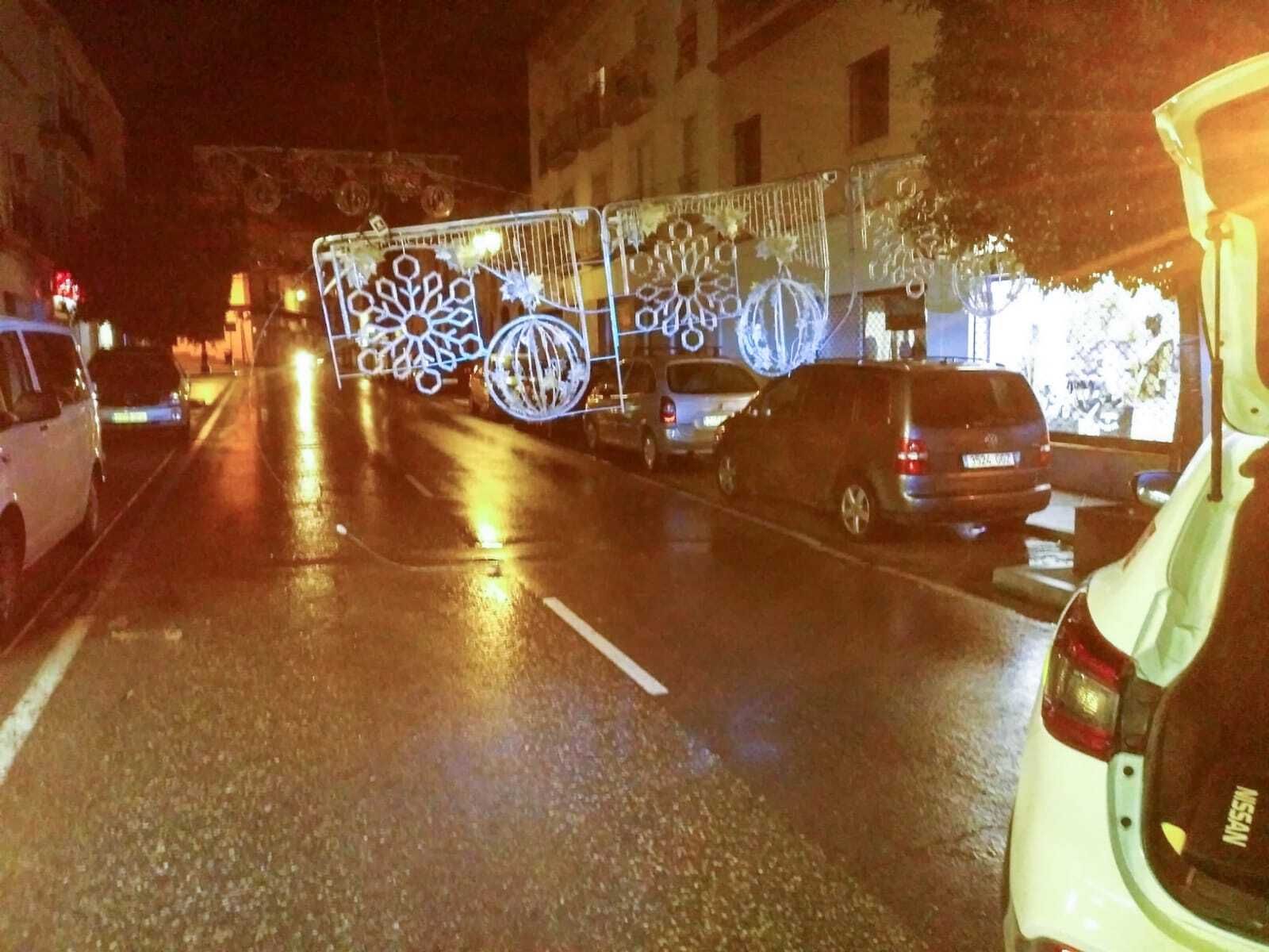 Vista de la decoración navideña tras caer a causa del viento en la calle Ancha de Chiclana.