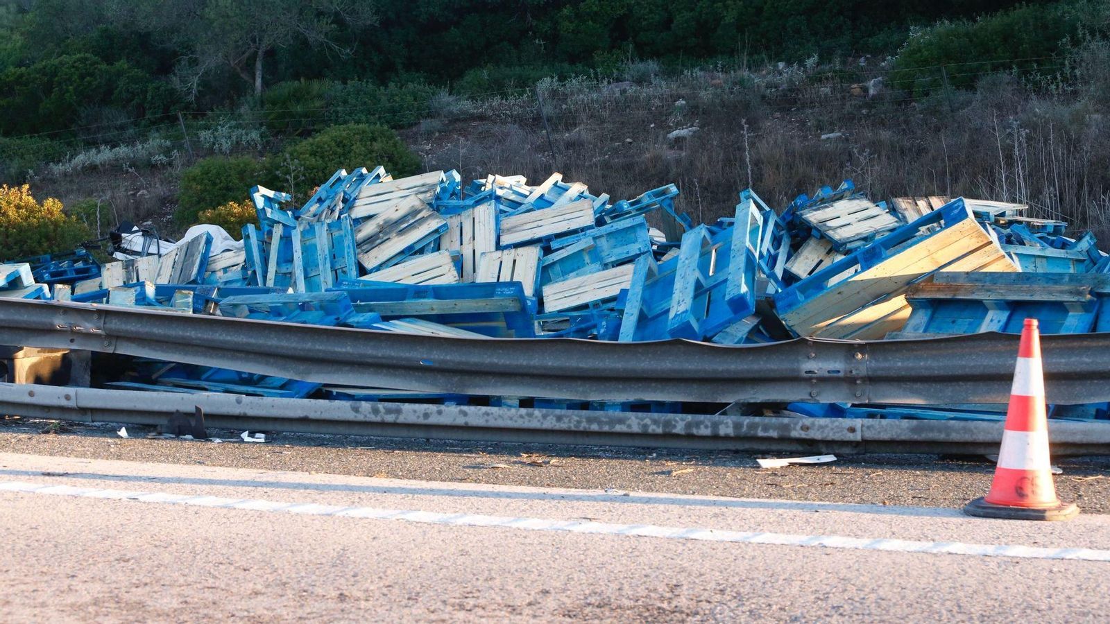 Solo quedan como rastro del siniestro varios montones de palés desperdigados en los arcenes.