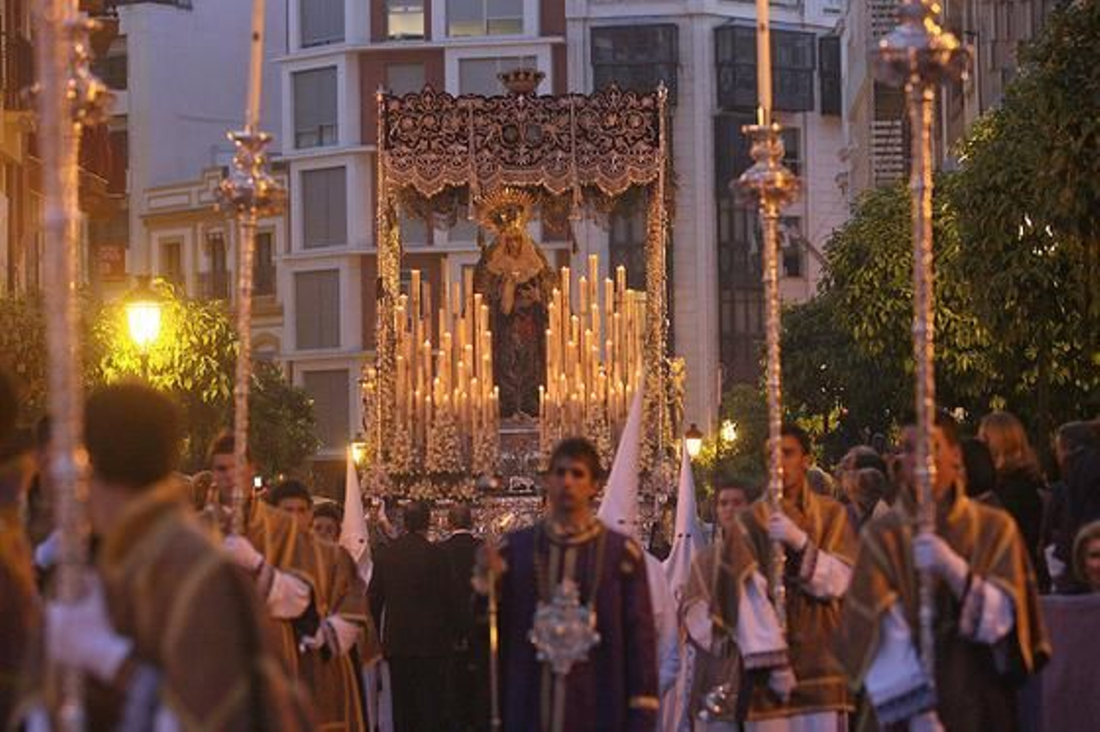 La ciudad se echó a la calle para acompañar a los pasos. Fotos: Espínola / Begoña Mora