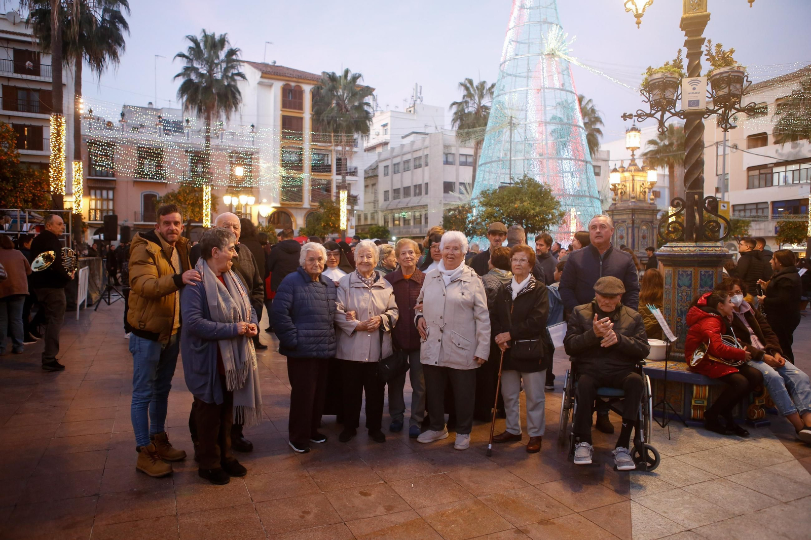 Las fotos del paseo en taxi al alumbrado de Navidad de Algeciras para los mayores