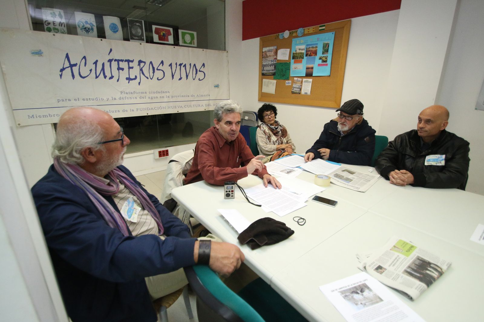 José María Calaforra (centro imagen), presidente de la nueva Plataforma, ayer durante la presentación.
