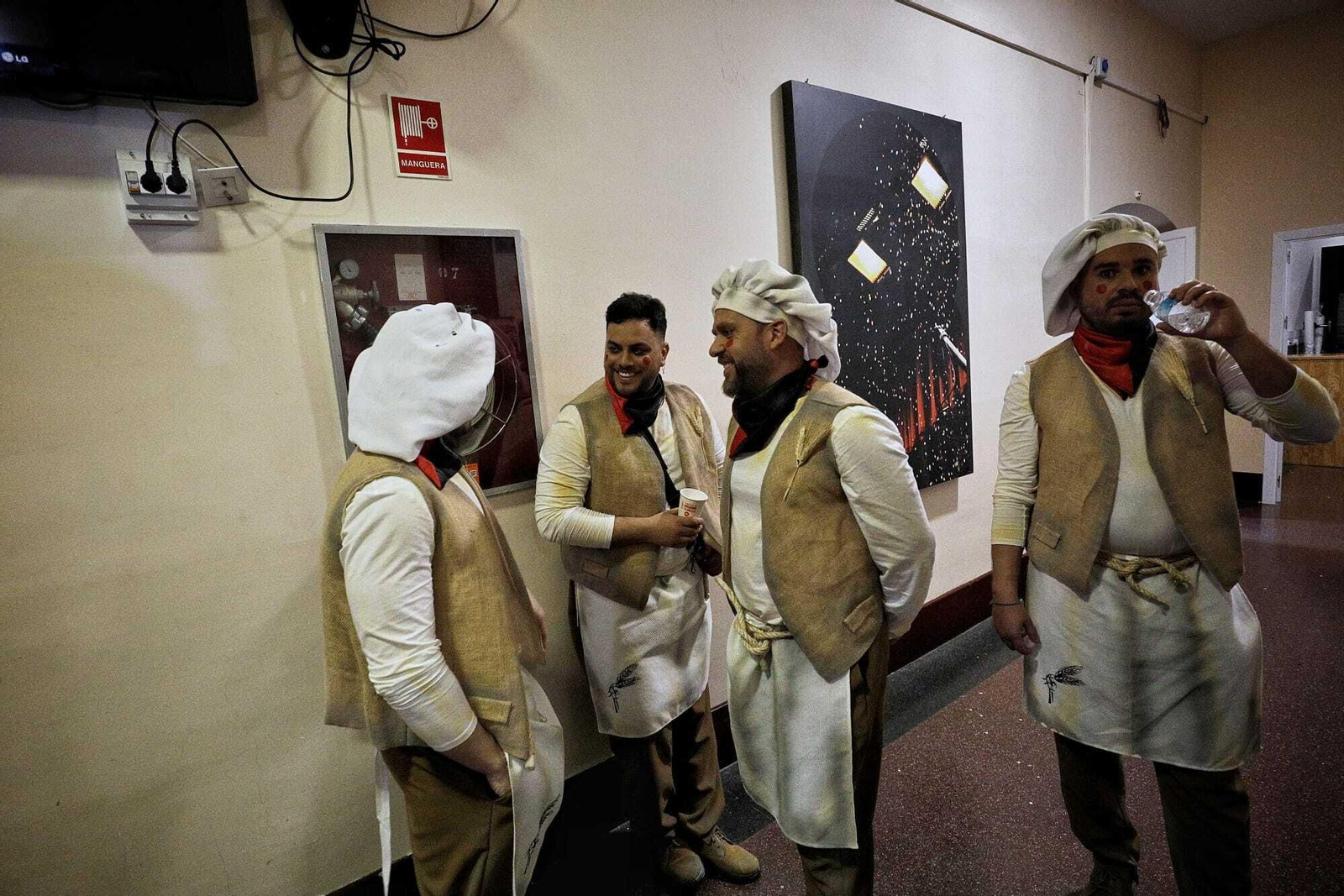 Comparsa 'La conquista del pan' en camerinos