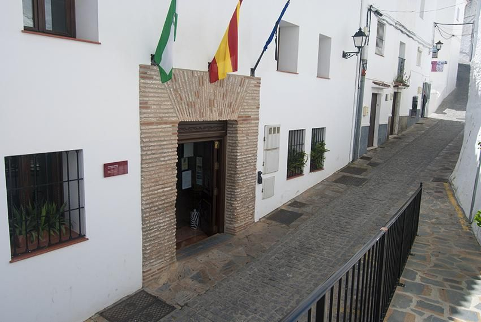 La fachada principal del Ayuntamiento de Casares.