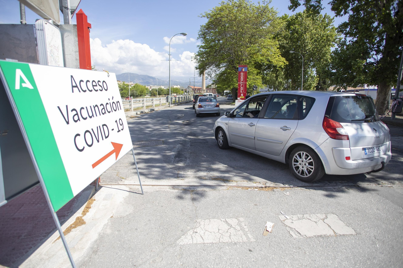 Fotos: colas en la vuelta a la vacunación masiva en Granada