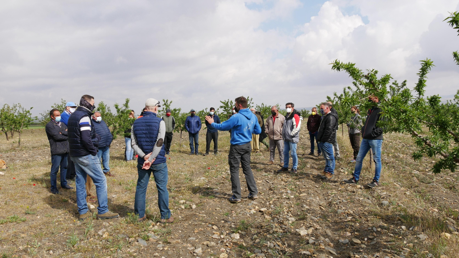Miguel Ángel Gómez, técnico de AR de la asociación AlVelAl, ofrece una charla técnica sobre el terreno a una treintena de participantes.