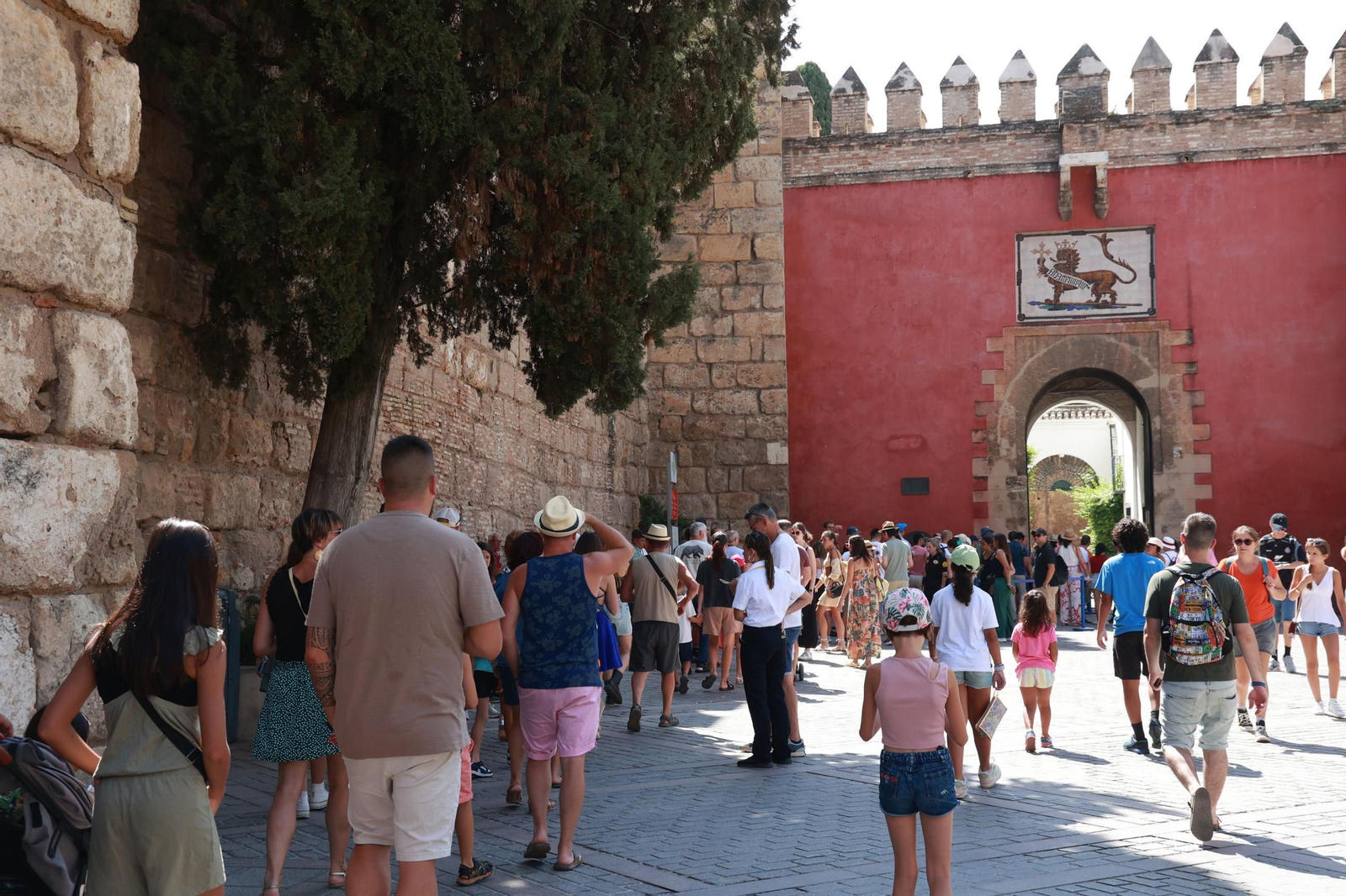La larga cola de turistas esperando a entrar en el Alcázar.
