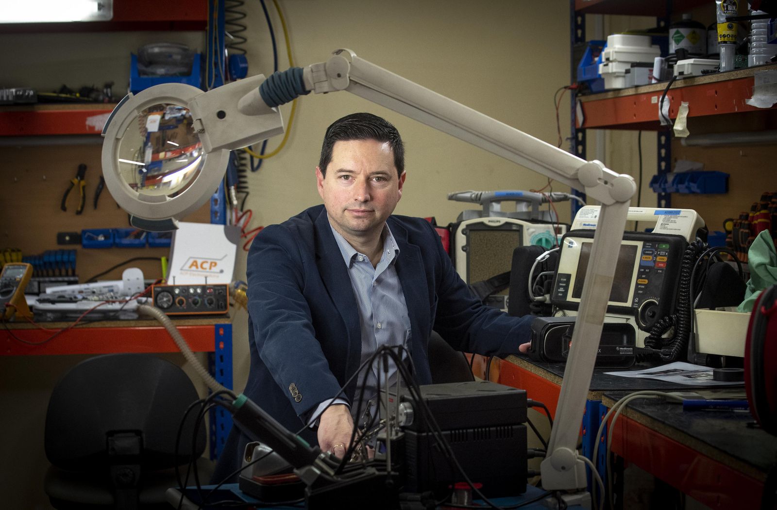 Miguel del Chicca en el taller de ACP Electromedicina.