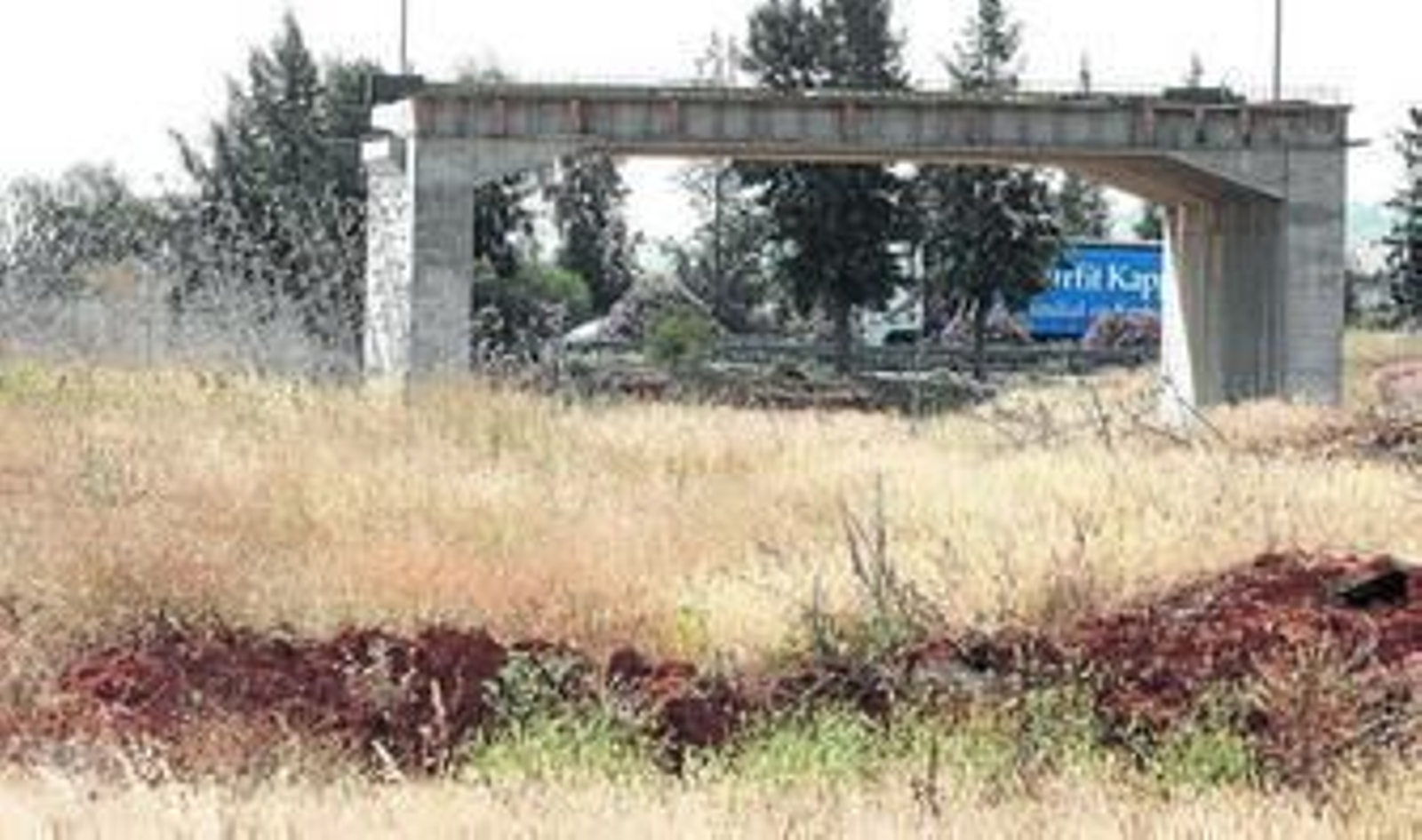Estructura elevada y abandonada de la ronda de circunvalación SE-40 a la derecha de autovía A-4.