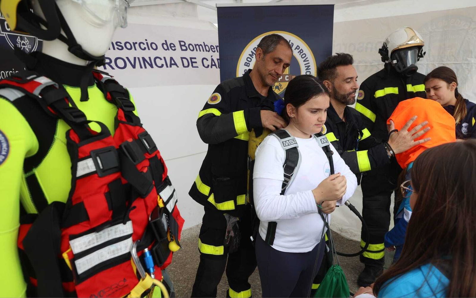 Cientos de escolares visitan los stands instalados por los operativos, como el del Consorcio de Bomberos.