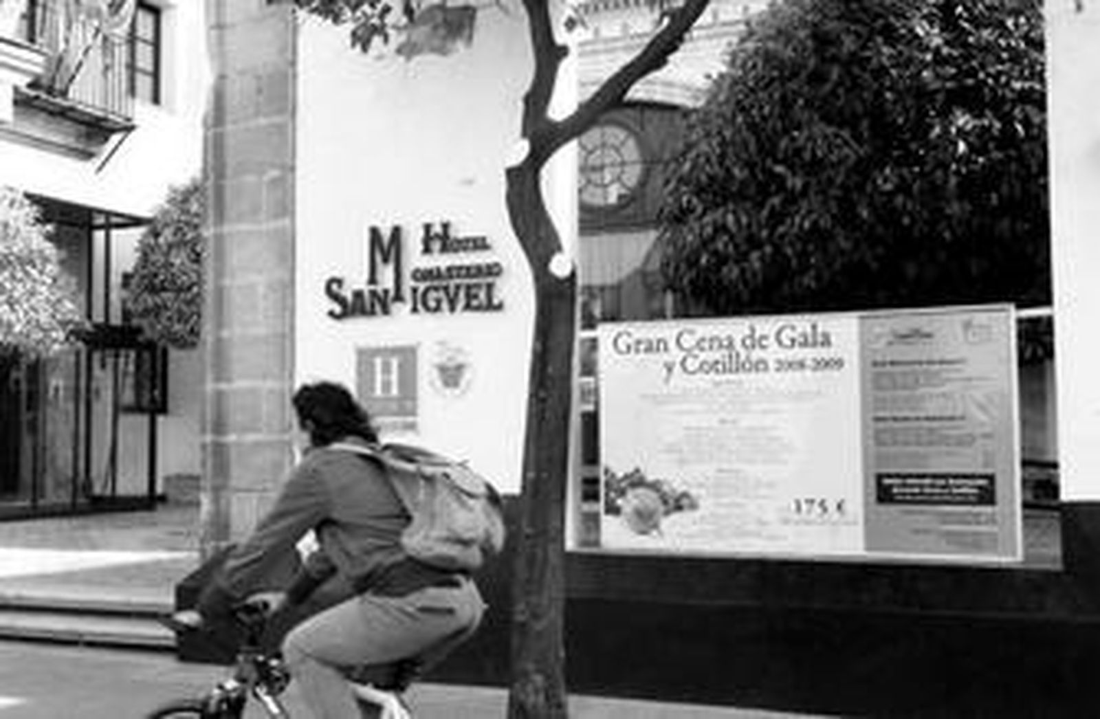 Un cartel anuncia la cena de gala y el cotillón de fin de año del hotel Monasterio de San Miguel, en la céntrica calle Larga.