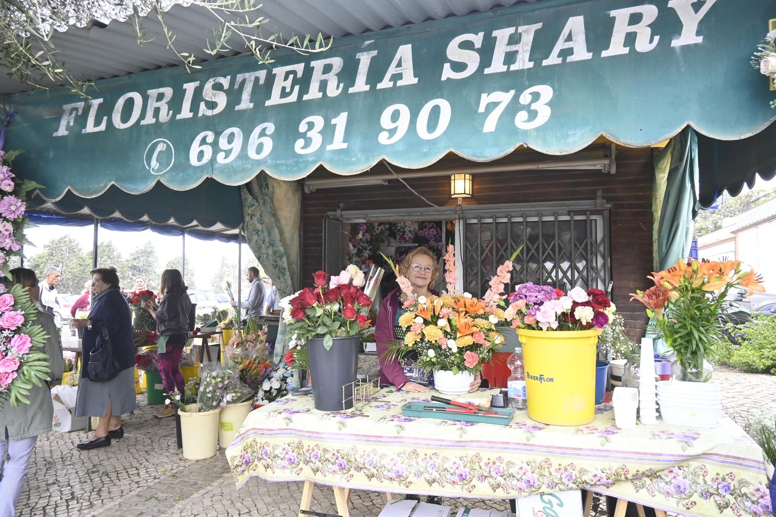 Ambiente en el cementerio de Huelva para el día de todos los Santos.