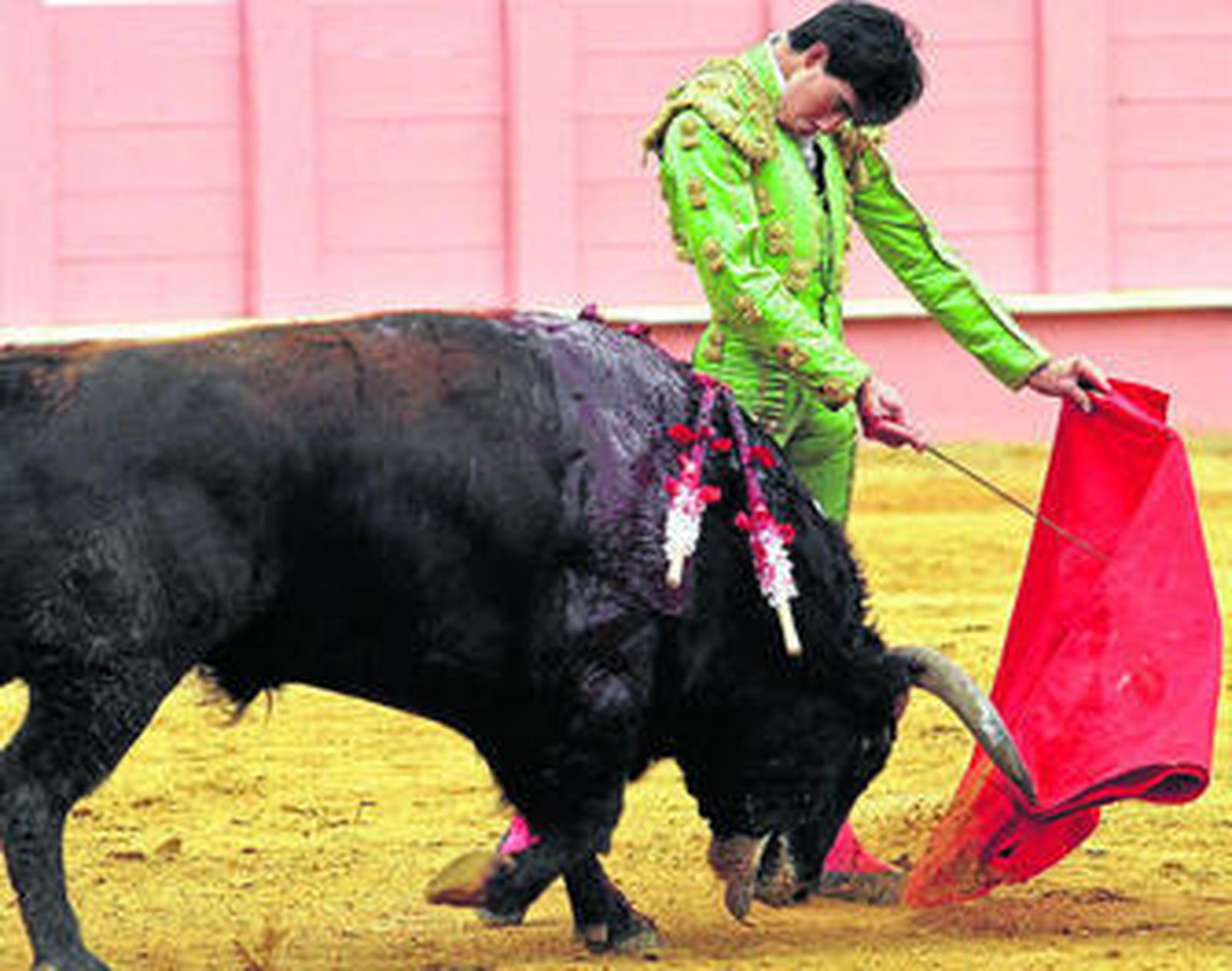 El diestro malagueño Jiménez Fortes, en un muletazo.
