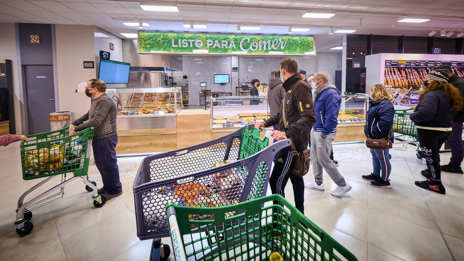 Gente comprando en Mercadona