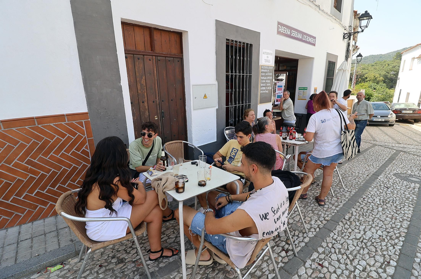 Imágenes de los vecinos de Los Romeros ya en sus casas tras el incendio