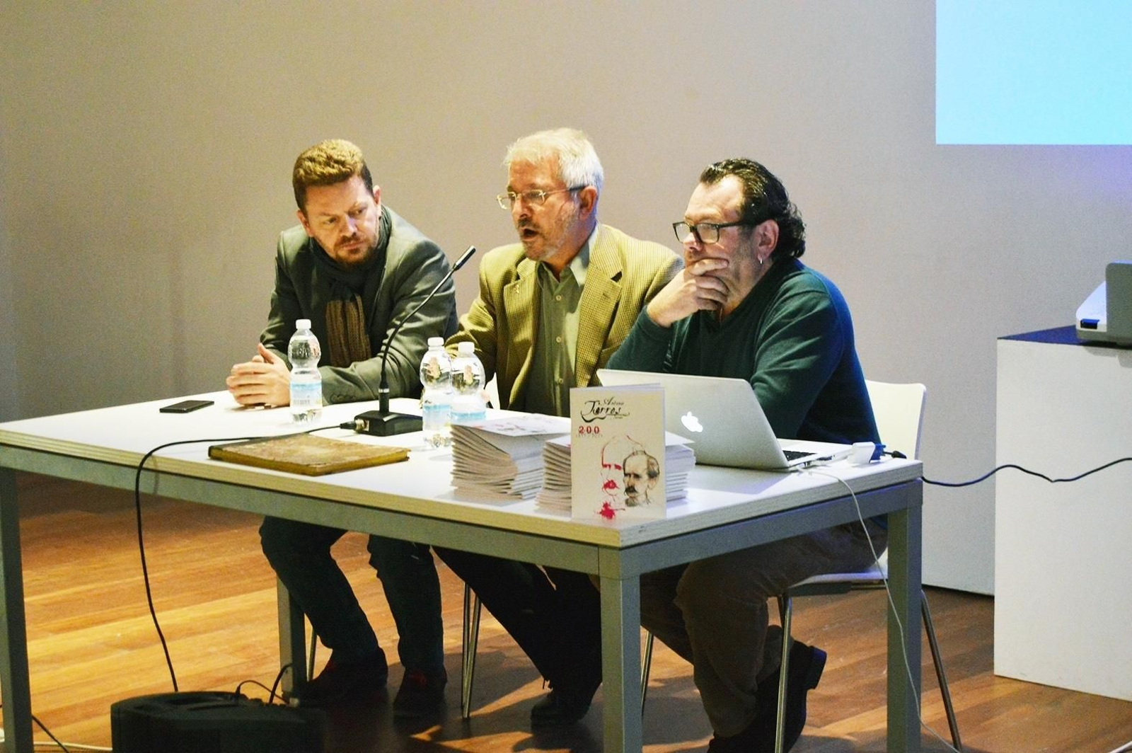 José Vélez, Carlos González y Norberto Torres en el Museo de la Guitarra. José Vélez, Carlos González y Norberto Torres en el Museo de la Guitarra.
