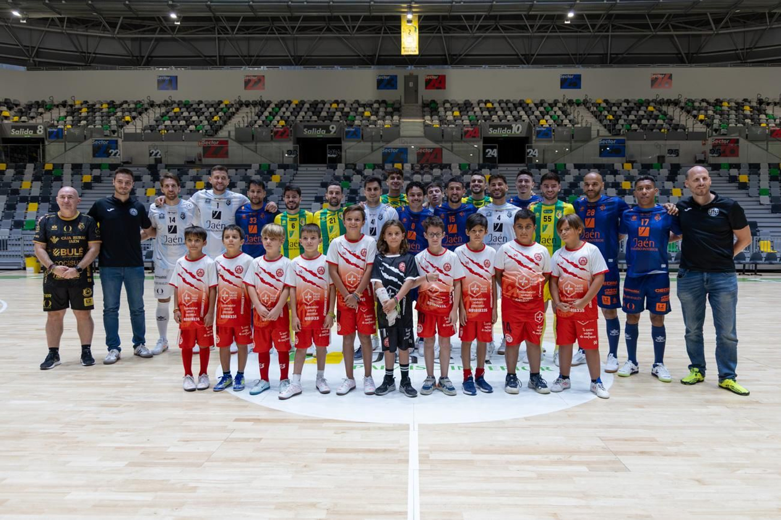 Foto de familia del equipo de fútbol sala, durante la presentación.