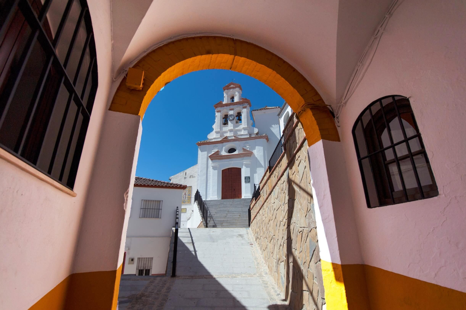 Una imagen de la iglesia de la localidad de Torre Alháquime.
