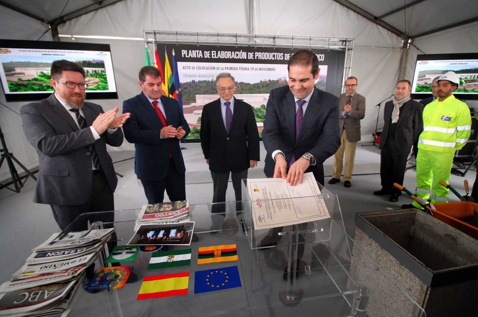 Imágenes de la colocación de la primera piedra de la planta de ElPozo en Jabugo.