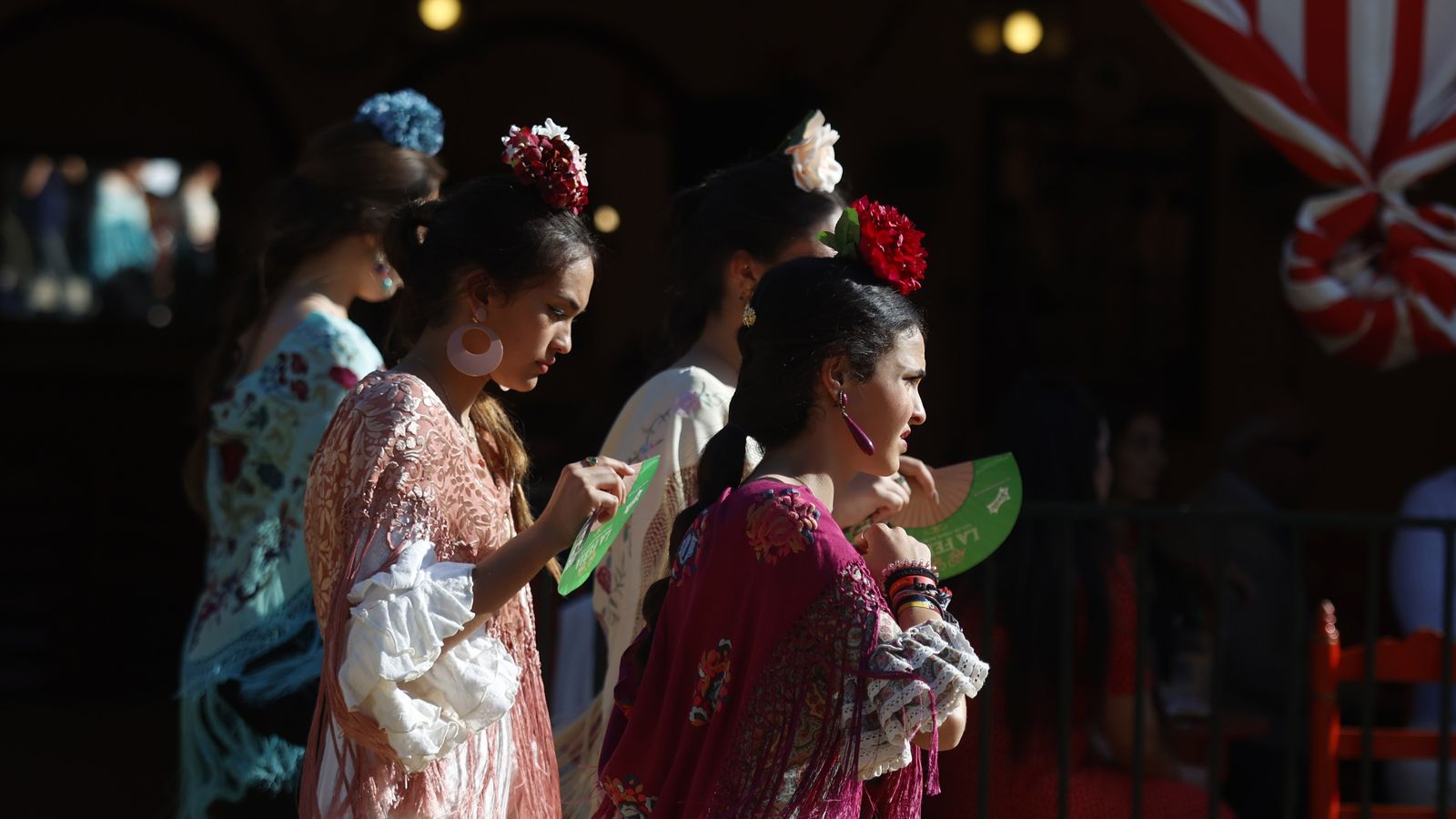 Abanicos para el calor que hizo este viernes.