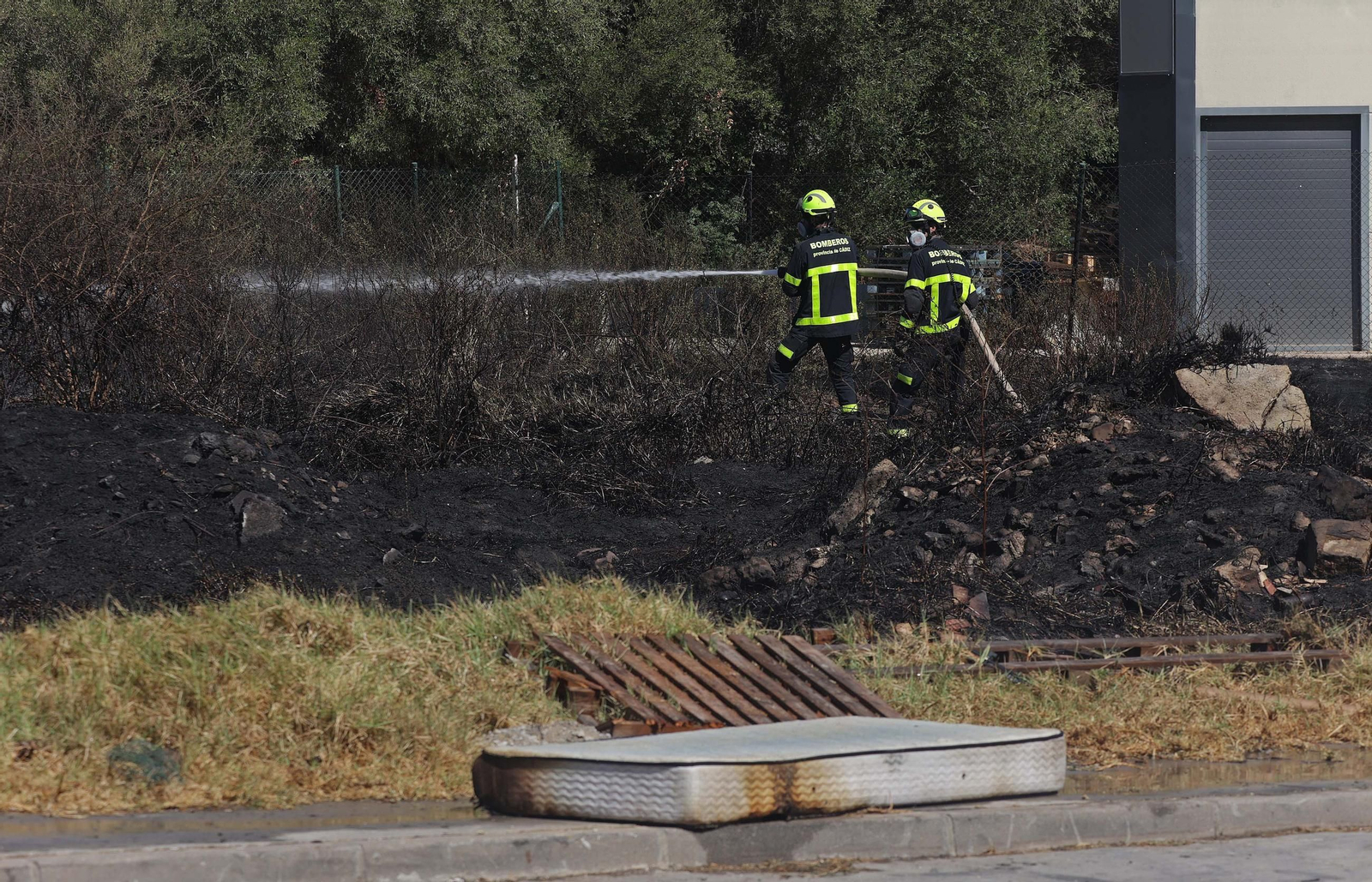 Fotos del incendio de pasto en el polígono de La Menacha en Algeciras