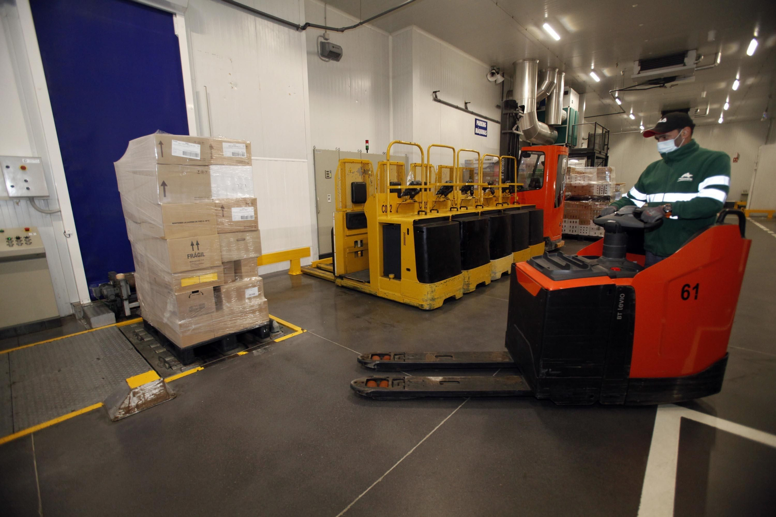 Imágenes del trabajo en la central logística de Mercadona