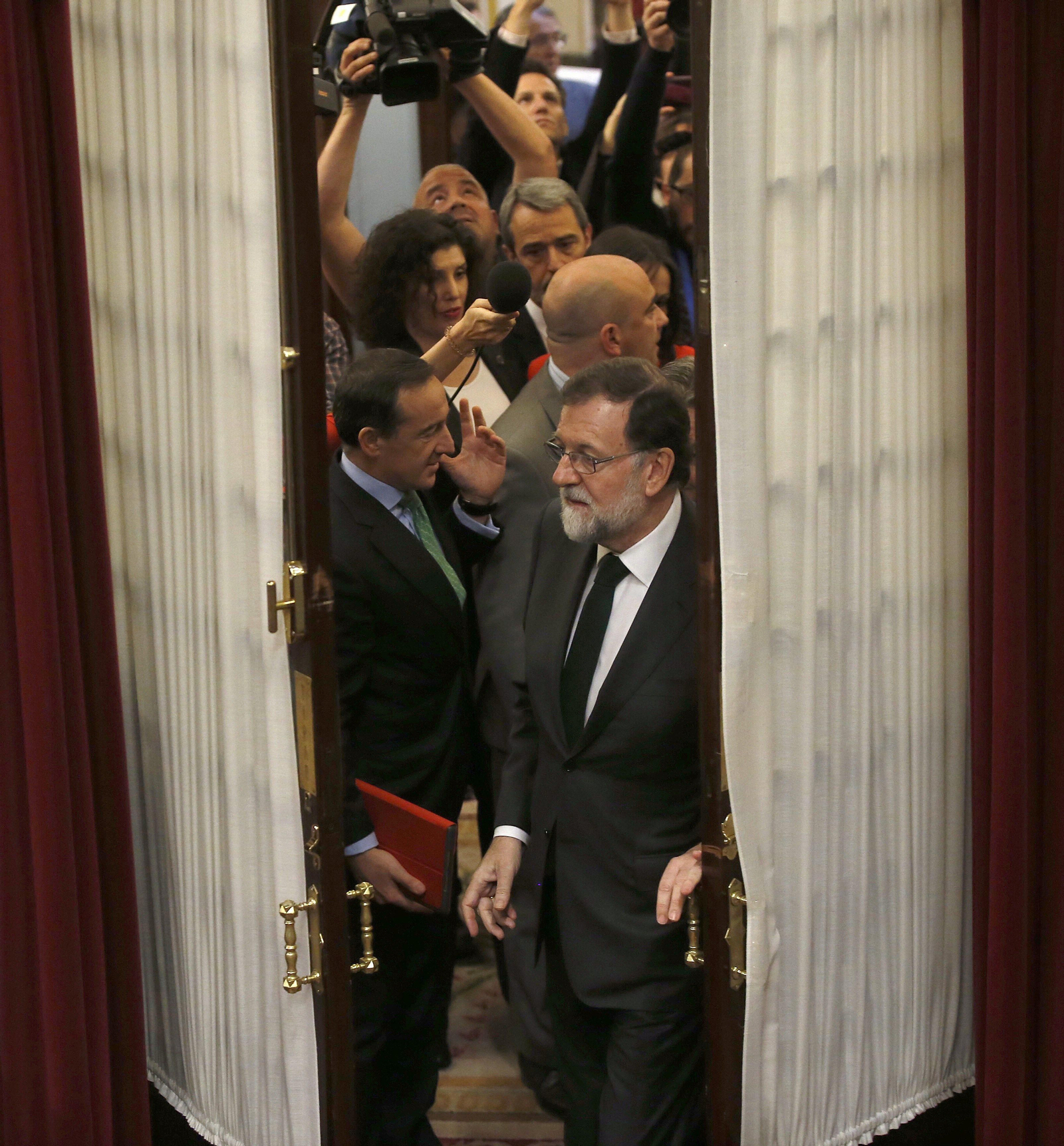 Rajoy entra en el hemiciclo.