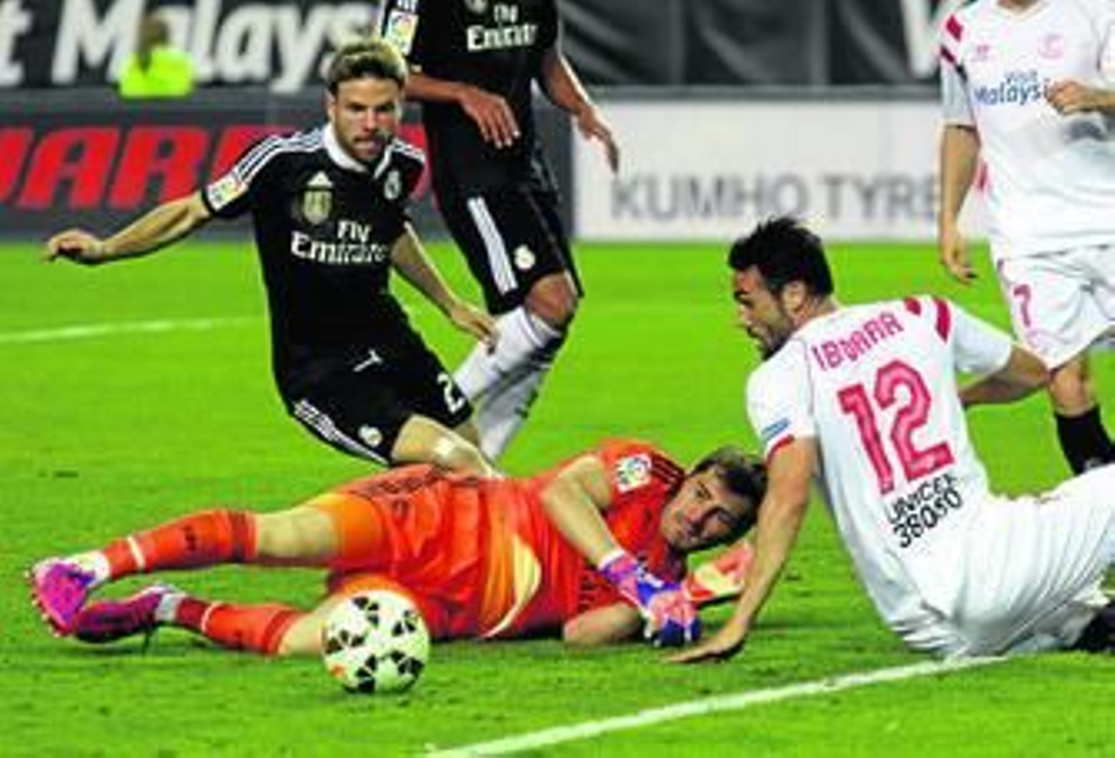 Iborra mira el balón que se le ha quedado atrás tras tocarlo Casillas en el tiempo en el que el Sevilla se comía literalmente al Real Madrid en busca del empate.