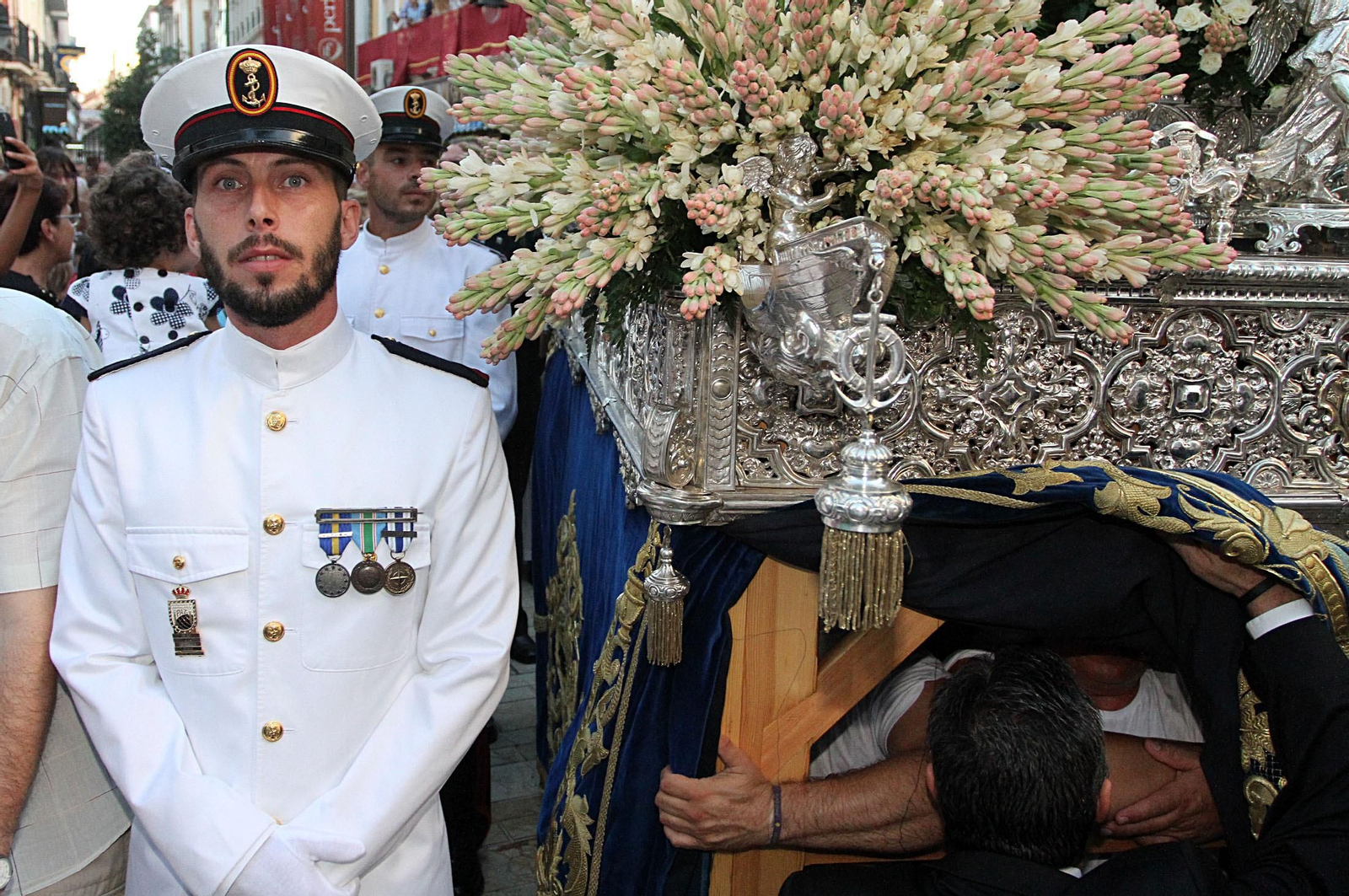 Los marinos escoltan el paso de la Patrona de Huelva en su procesión solemene.
