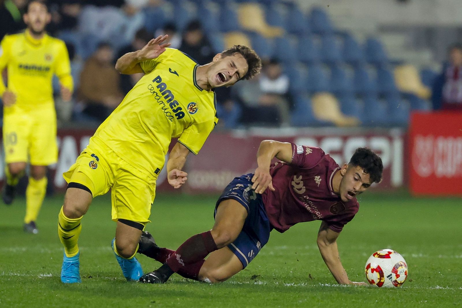 Xabi Domínguez pelea un balón con Denis Suárez.