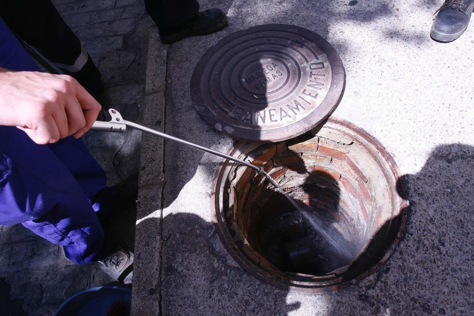 Un operario trabaja en la desinsectación del alcantarillado, en una imagen de archivo.