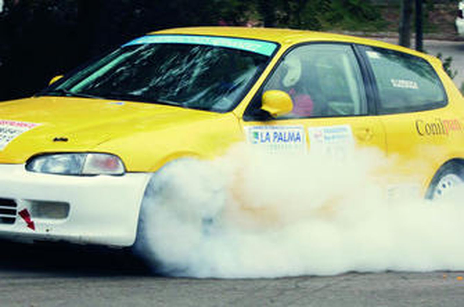 Miguel A. Zarzuela, con su Honda Civic en la prueba de asfalto.