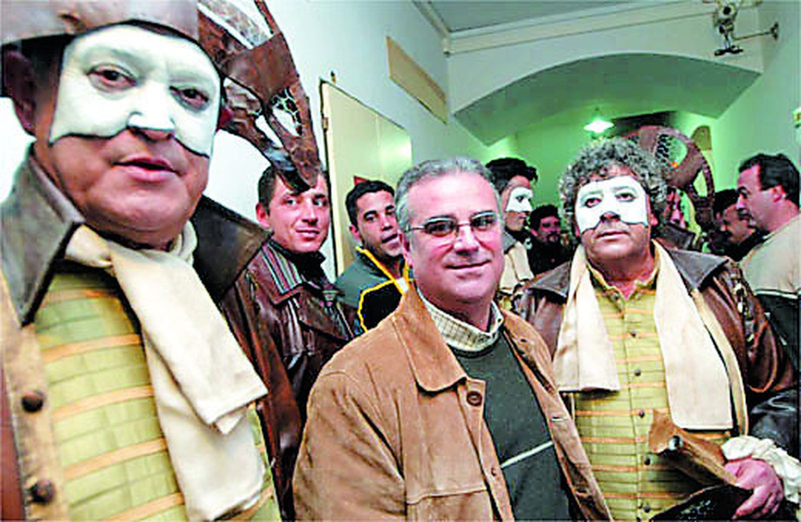 Manuel Albaiceta, rodeado de miembros de Los Majaras, en una foto retrospectiva en El Falla.
