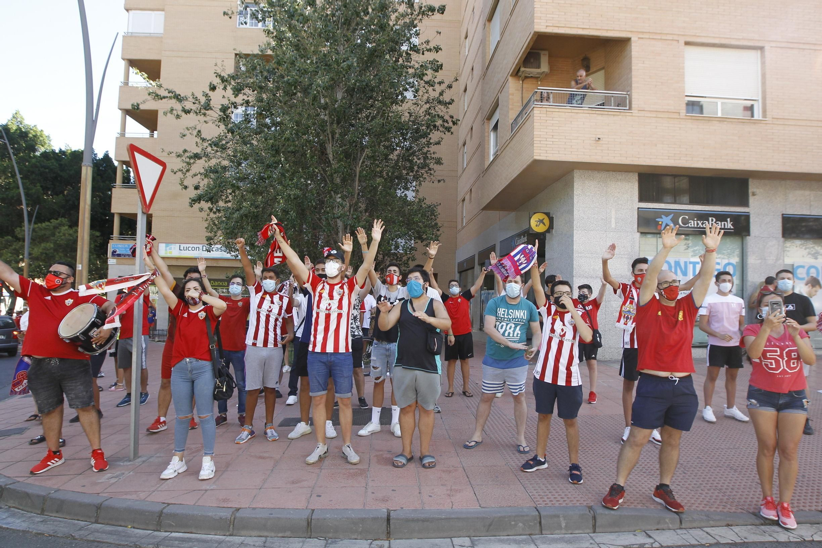 Fotogalería de la afición del Almería antes del partido ante el Girona