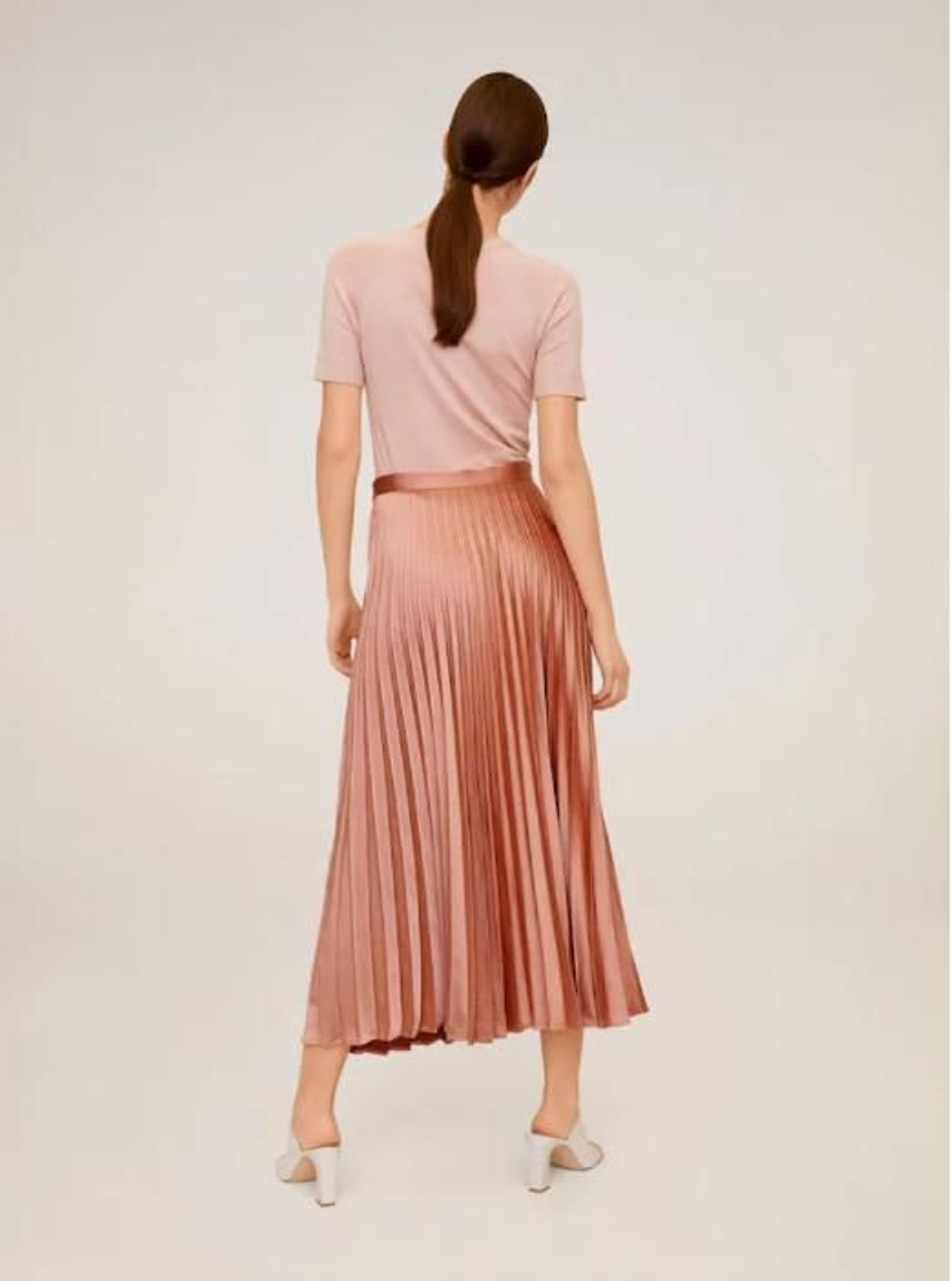 La falda midi plisada de Mango outlet súper rebajada. La falda midi plisada de Mango outlet súper rebajada.