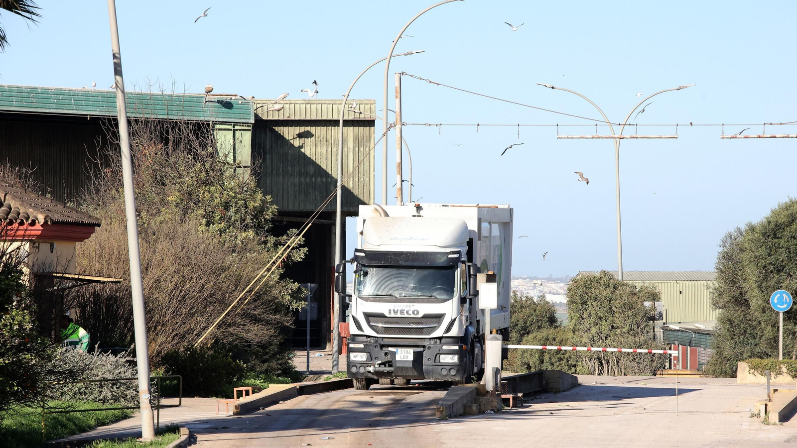 Un camión del servicio de recogida de residuos en Jerez, en la planta de tratamiento de Las Calandrias.