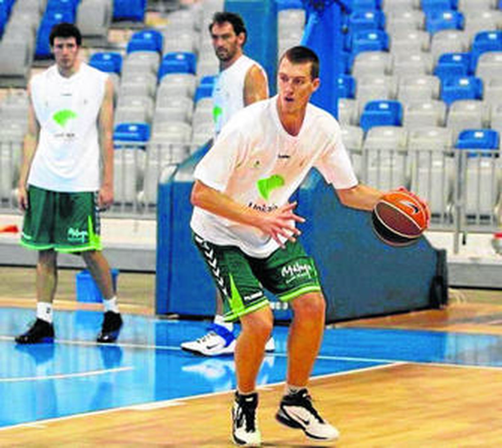Kuzmic bota durante el entrenamiento de ayer.