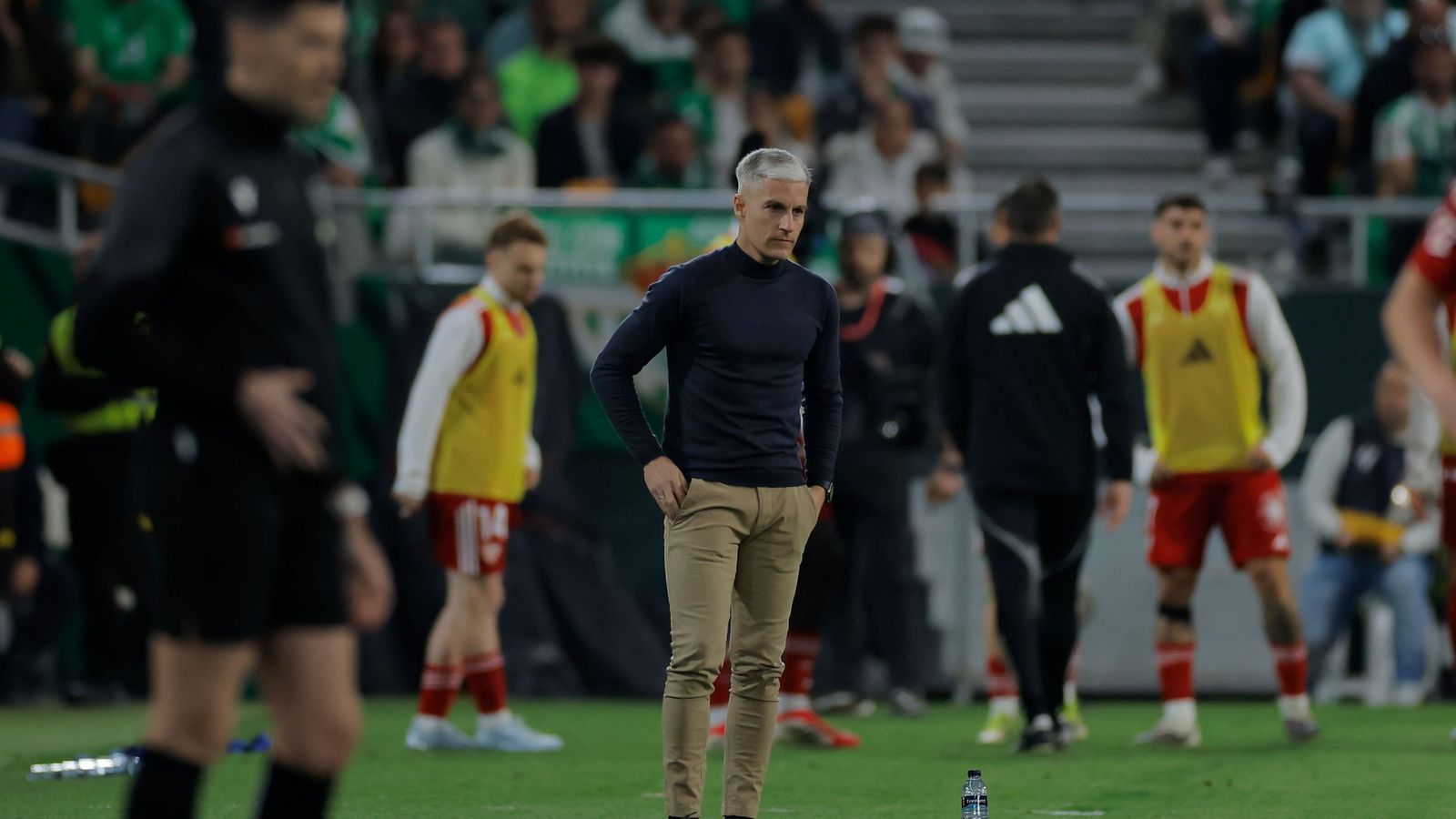Javi Martínez, segundo entrenador del Sevilla, en el derbi.