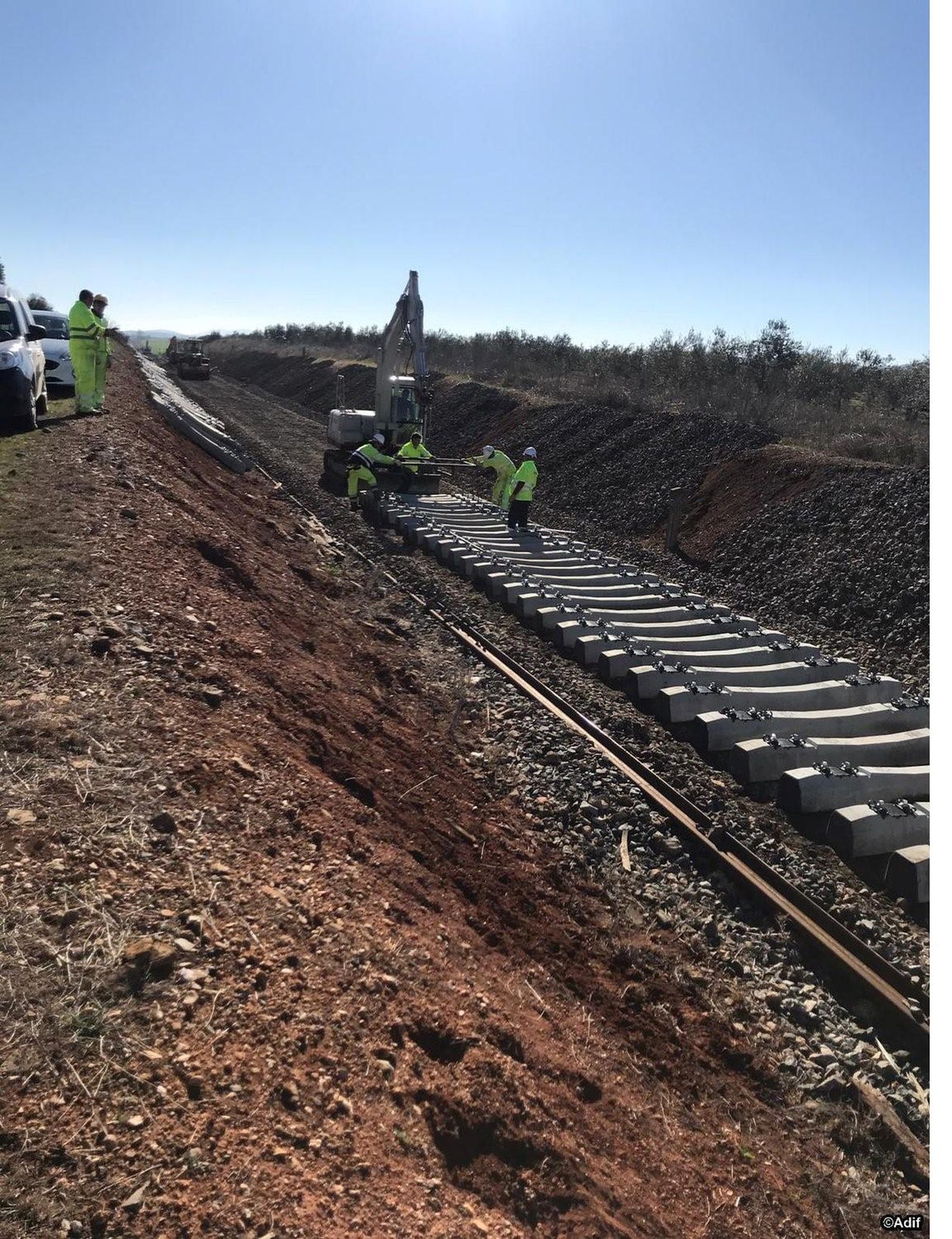 Obras de renovación de una vía de ancho convencional.