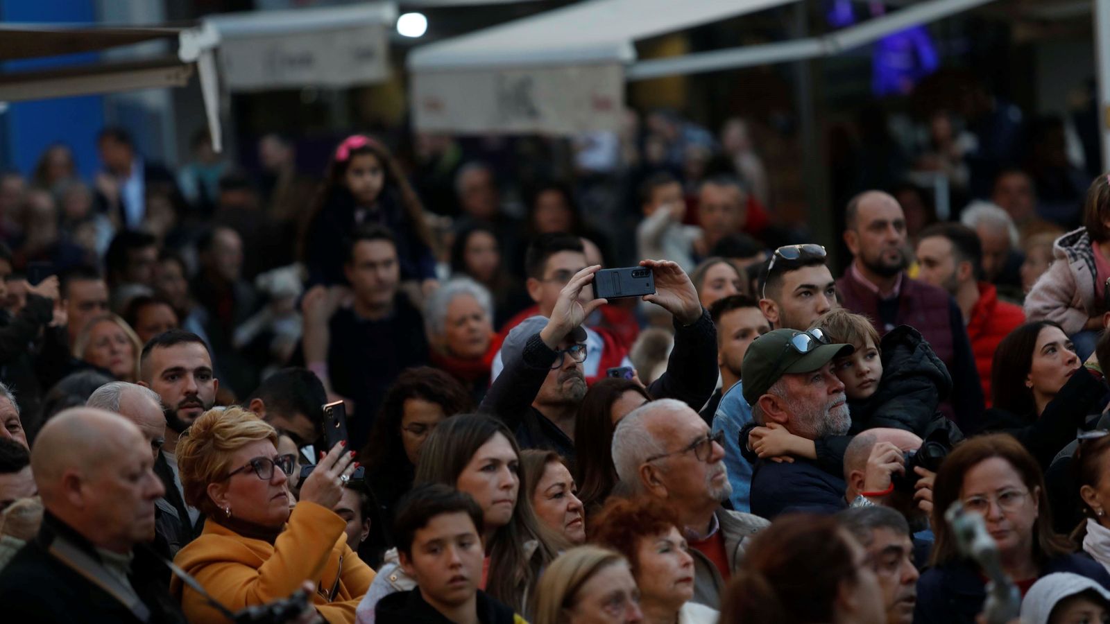 El público espera la salida de la Virgen.