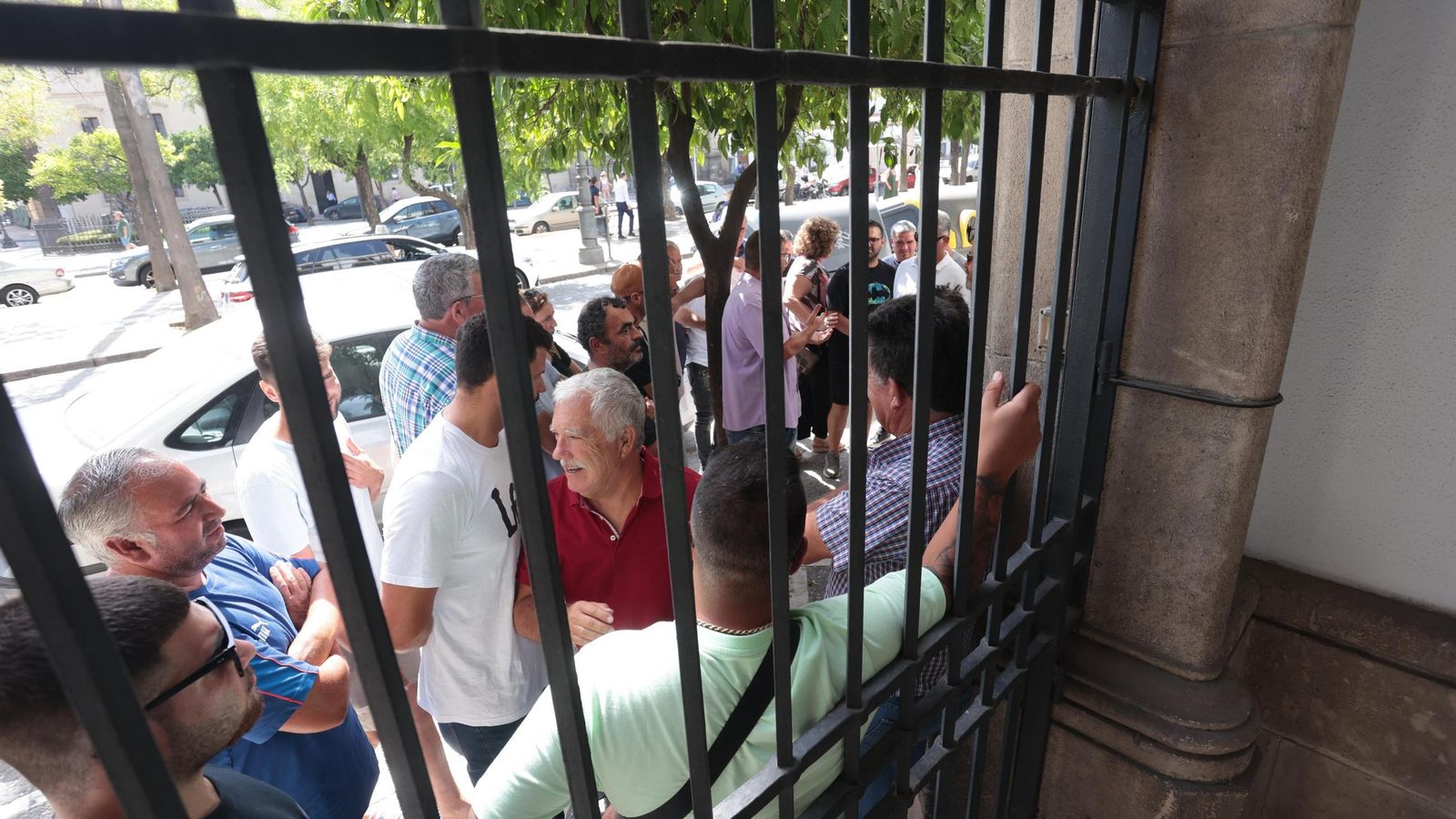 Los trabajadores del sector vitícola, durante la espera del desenlace de la reunión en el Sercla
