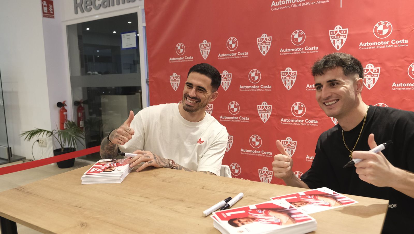 Jon Mocillo y Miguel de la Fuente firman autógrafos en Automotor Costa BMW