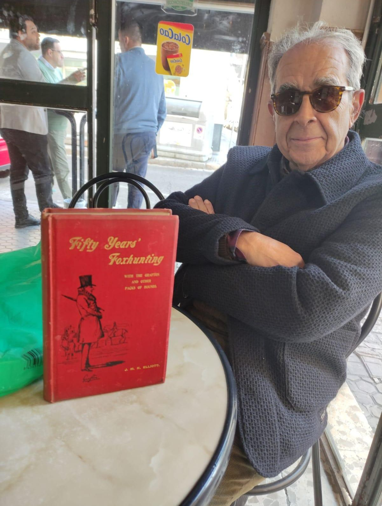 Moreno Alonso, con el libro que encontró en El Jueves de '50 años de la caza del zorro'.