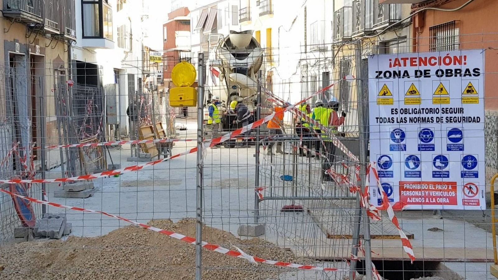 Obras en la calle Álamos de Lucena.