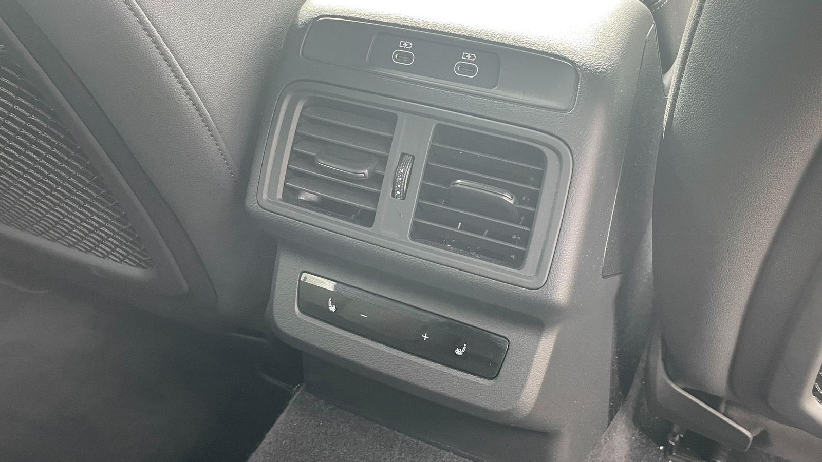 Rematando el voluminoso túnel de la transmisión los ocupantes posteriores disponen de este bloque de elementos de confort.