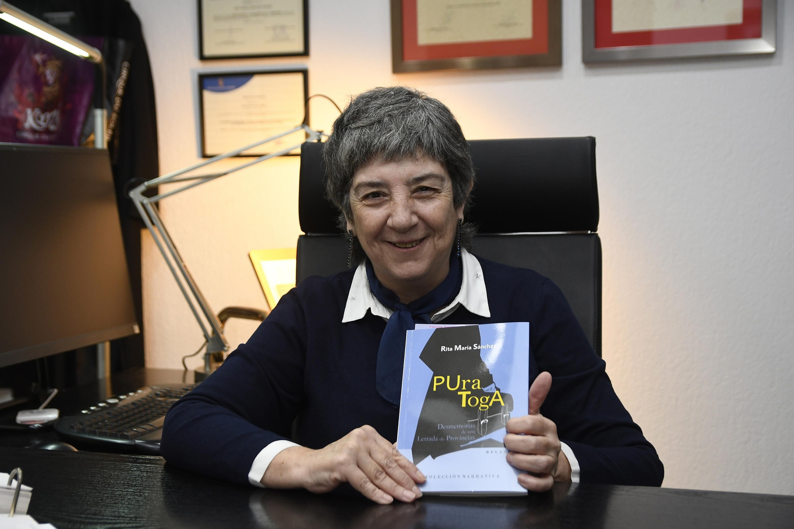 La letrada Rita María Sánchez publica 'PUra TogA. Desmemorias de una Letrada de Provincias' (Editorial Arraez). La letrada Rita María Sánchez publica 'PUra TogA. Desmemorias de una Letrada de Provincias' (Editorial Arraez).
