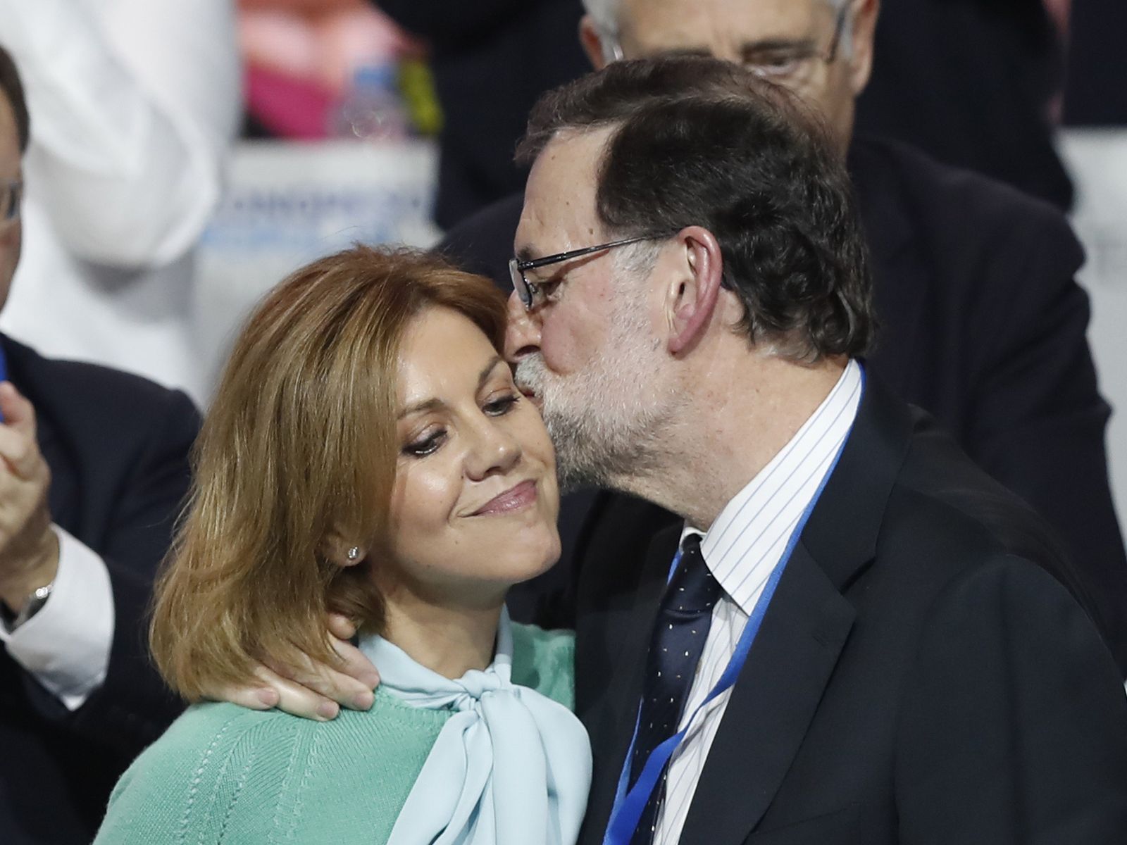 Mariano Rajoy besa a María Dolores de Cospedal en un acto del PP.